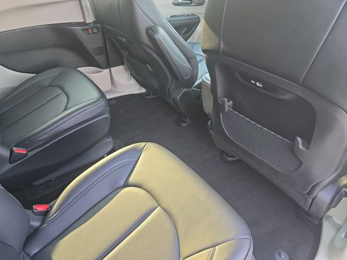 Used 2024 Chrysler Pacifica Limited FWD image 12
