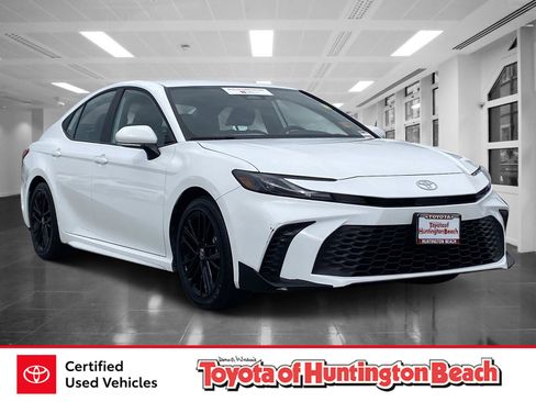Certified 2025 Toyota Camry SE image 1