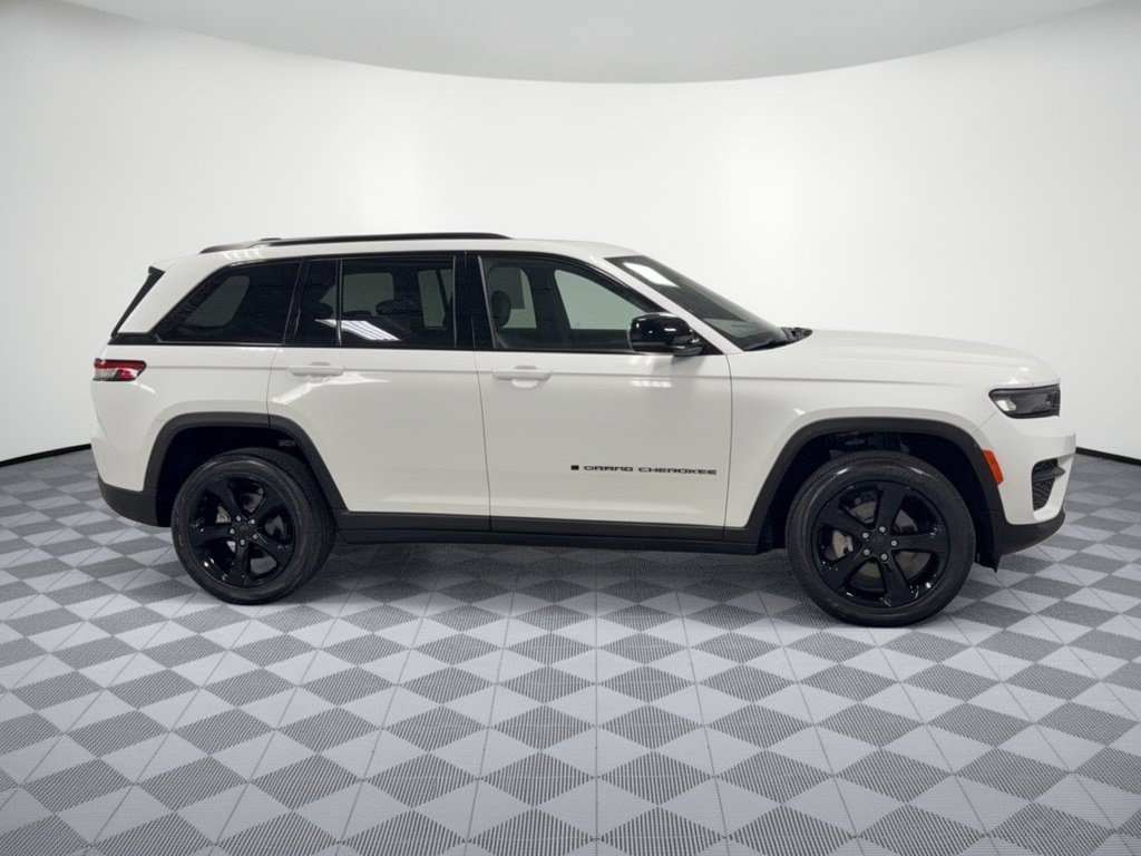 Used 2023 Jeep Grand Cherokee Altitude AWD/4WD image 8