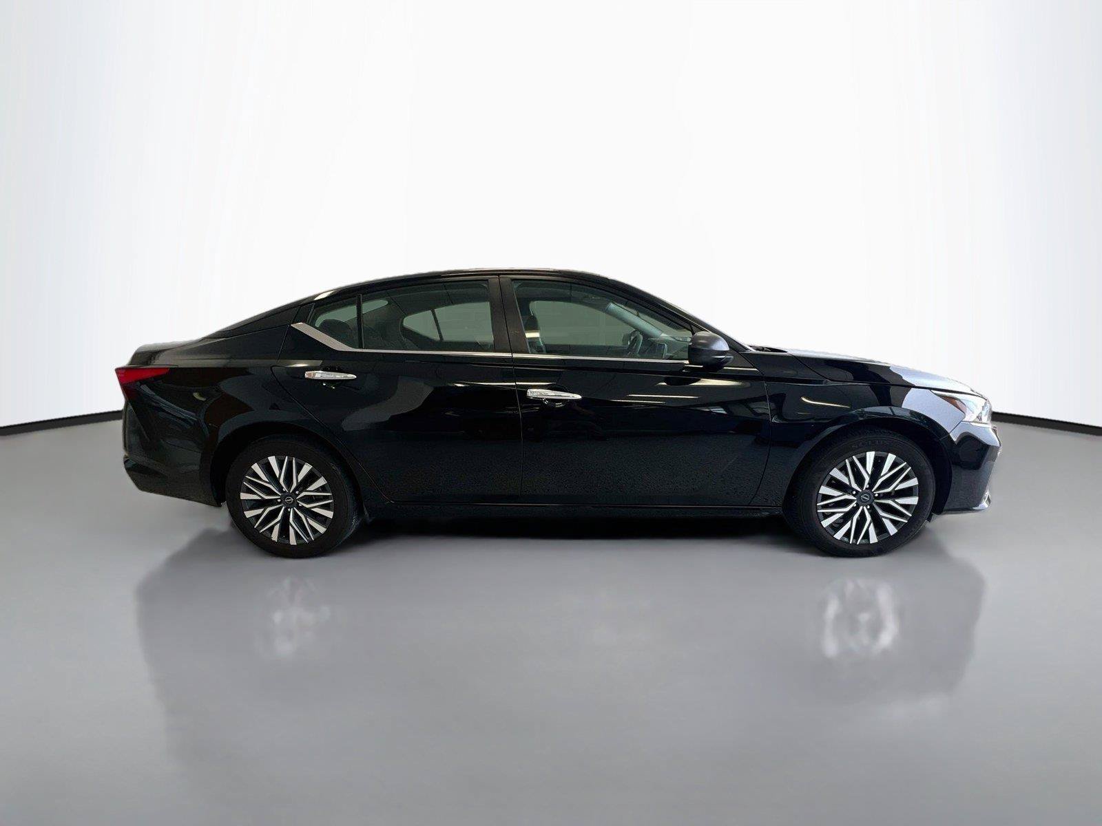 Used 2025 Nissan Altima 2.5 SV AWD/4WD image 16