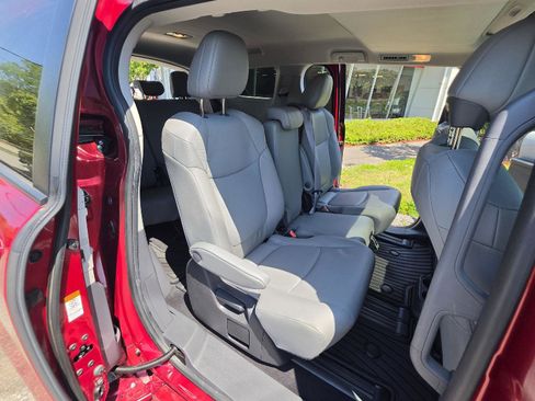 Used 2022 Toyota Sienna XLE FWD image 21