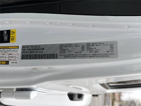 Used 2025 Jeep Wrangler Sahara image 33