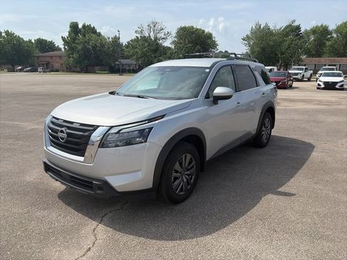Used 2025 Nissan Pathfinder SV AWD/4WD image 2