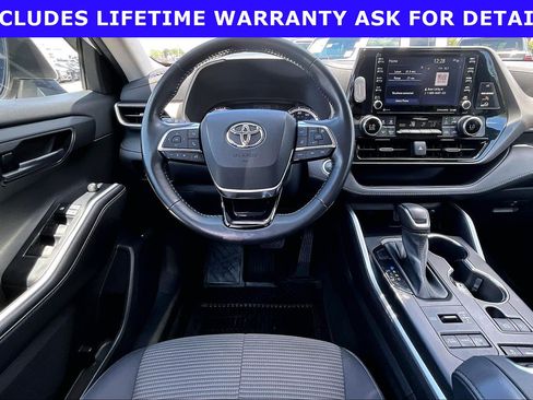 Used 2021 Toyota Highlander LE AWD/4WD image 5