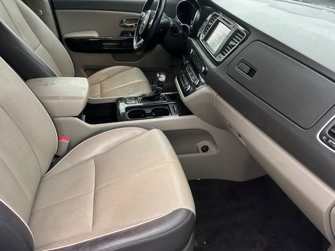 Used 2018 Kia Sedona SX image 16