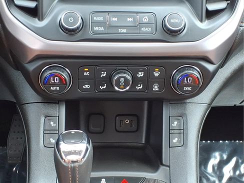 Used 2018 GMC Acadia SLT AWD/4WD image 24
