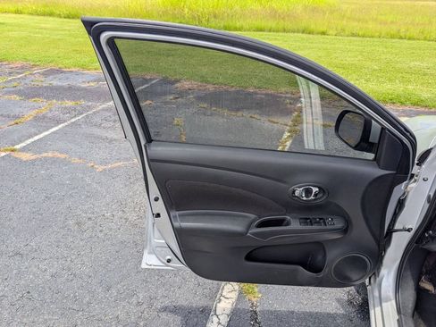 Used 2013 Nissan Versa SV FWD image 21