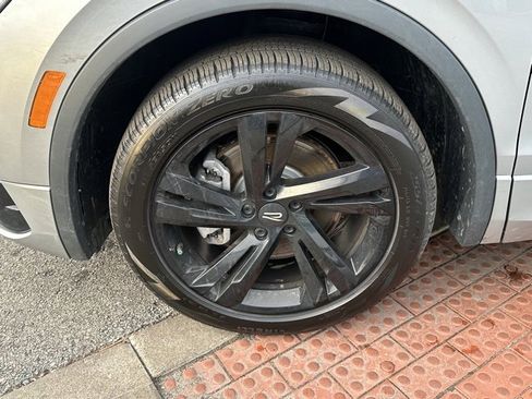 Certified 2024 Volkswagen Tiguan SE R-Line image 9
