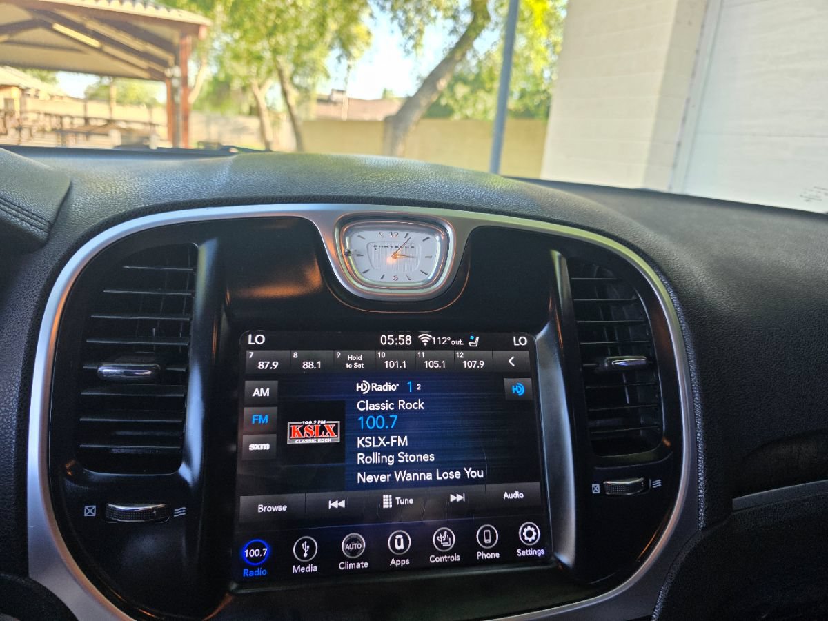 Used 2018 Chrysler 300 Limited RWD image 23