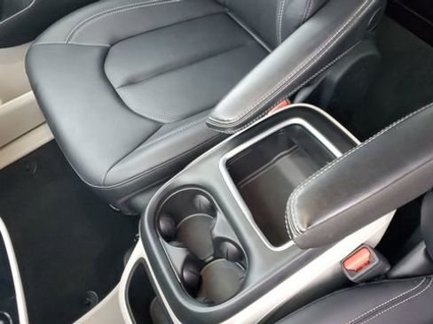 Certified 2024 Chrysler Pacifica Touring-L image 17