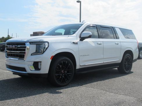 Used 2022 GMC Yukon XL SLT w/ SLT Premium Package AWD/4WD image 3