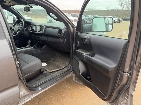 Used 2017 Toyota Tacoma TRD Sport w/ Tow Package (A/T) image 21