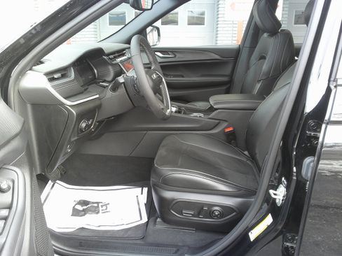 Used 2024 Jeep Grand Cherokee Altitude image 14