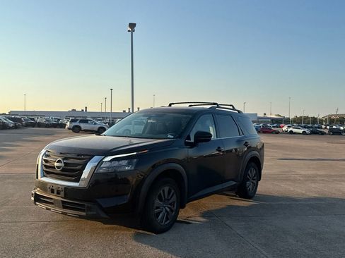 Certified 2024 Nissan Pathfinder SV FWD image 9