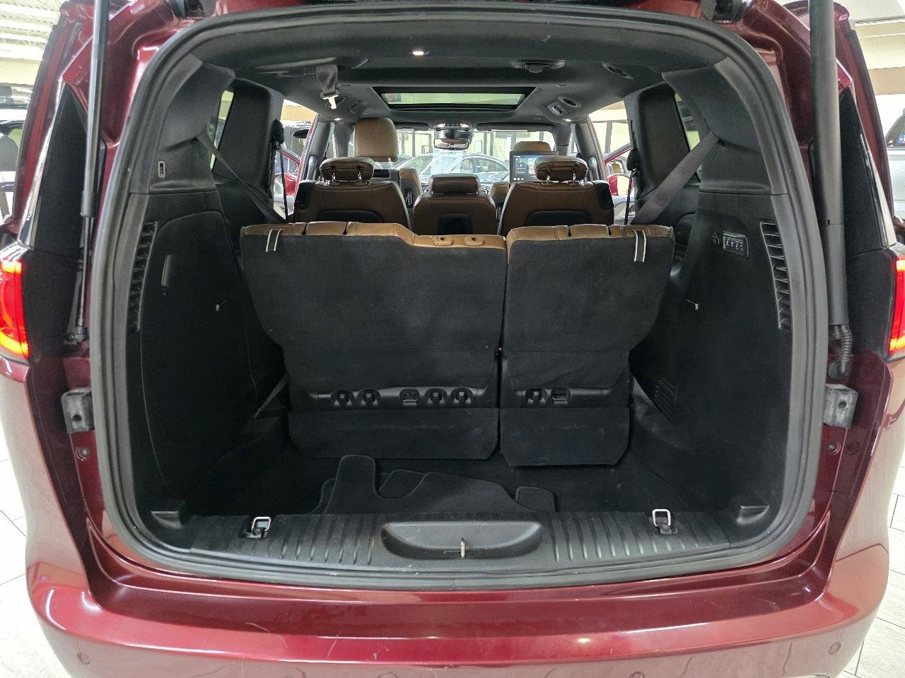 Used 2020 Chrysler Pacifica Limited w/ Advanced Safetytec Group FWD image 13