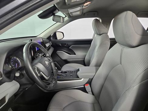 Used 2024 Toyota Highlander LE image 13