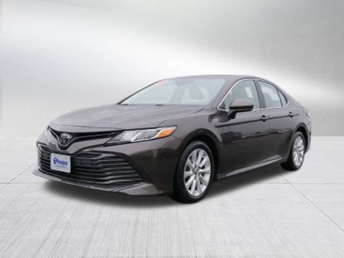 Used 2018 Toyota Camry LE image 7