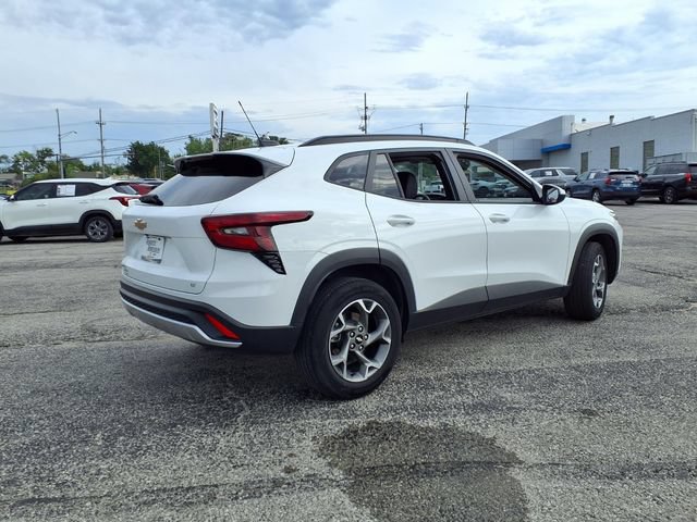 Used 2025 Chevrolet Trax LT FWD image 4