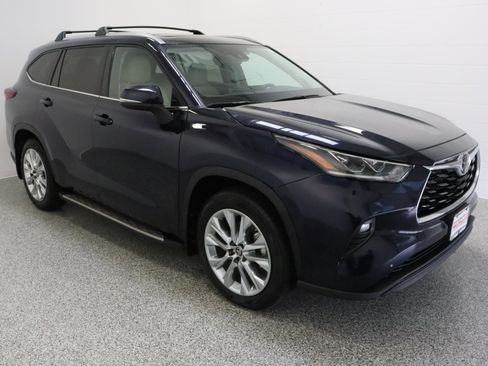 Used 2023 Toyota Highlander Limited FWD image 4