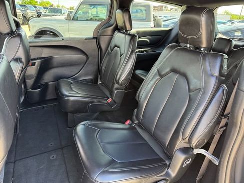 Used 2025 Chrysler Pacifica Select FWD image 16
