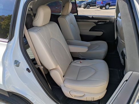 Used 2023 Toyota Highlander image 23