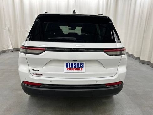 Used 2024 Jeep Grand Cherokee Altitude AWD/4WD image 32