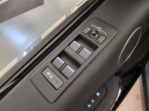 Used 2025 Land Rover Discovery S image 21