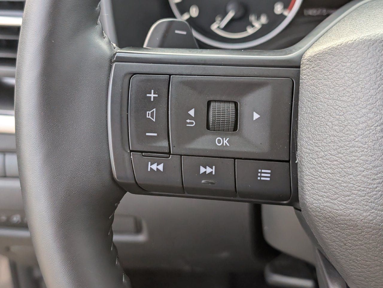 Certified 2025 Nissan Rogue SV FWD image 23