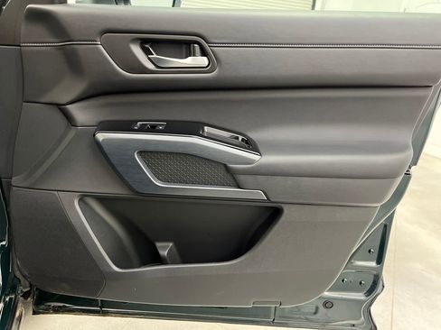 Used 2025 Nissan Pathfinder SL FWD image 24