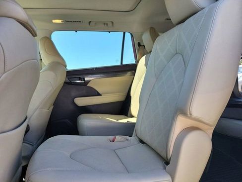 Used 2022 Toyota Highlander Platinum FWD image 20