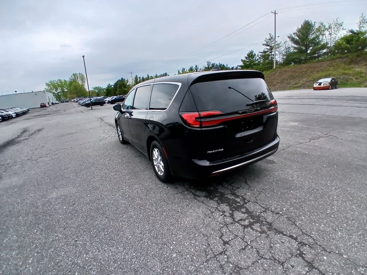 New 2027 Chrysler Pacifica Select FWD image 6