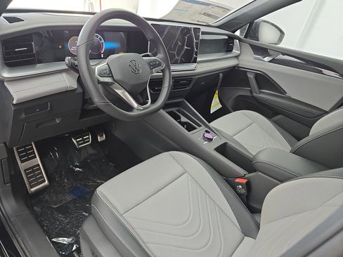 New 2026 Volkswagen Tiguan SE R-Line FWD image 16
