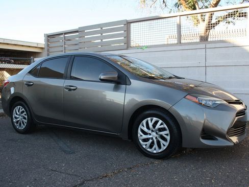 Used 2018 Toyota Corolla LE image 3