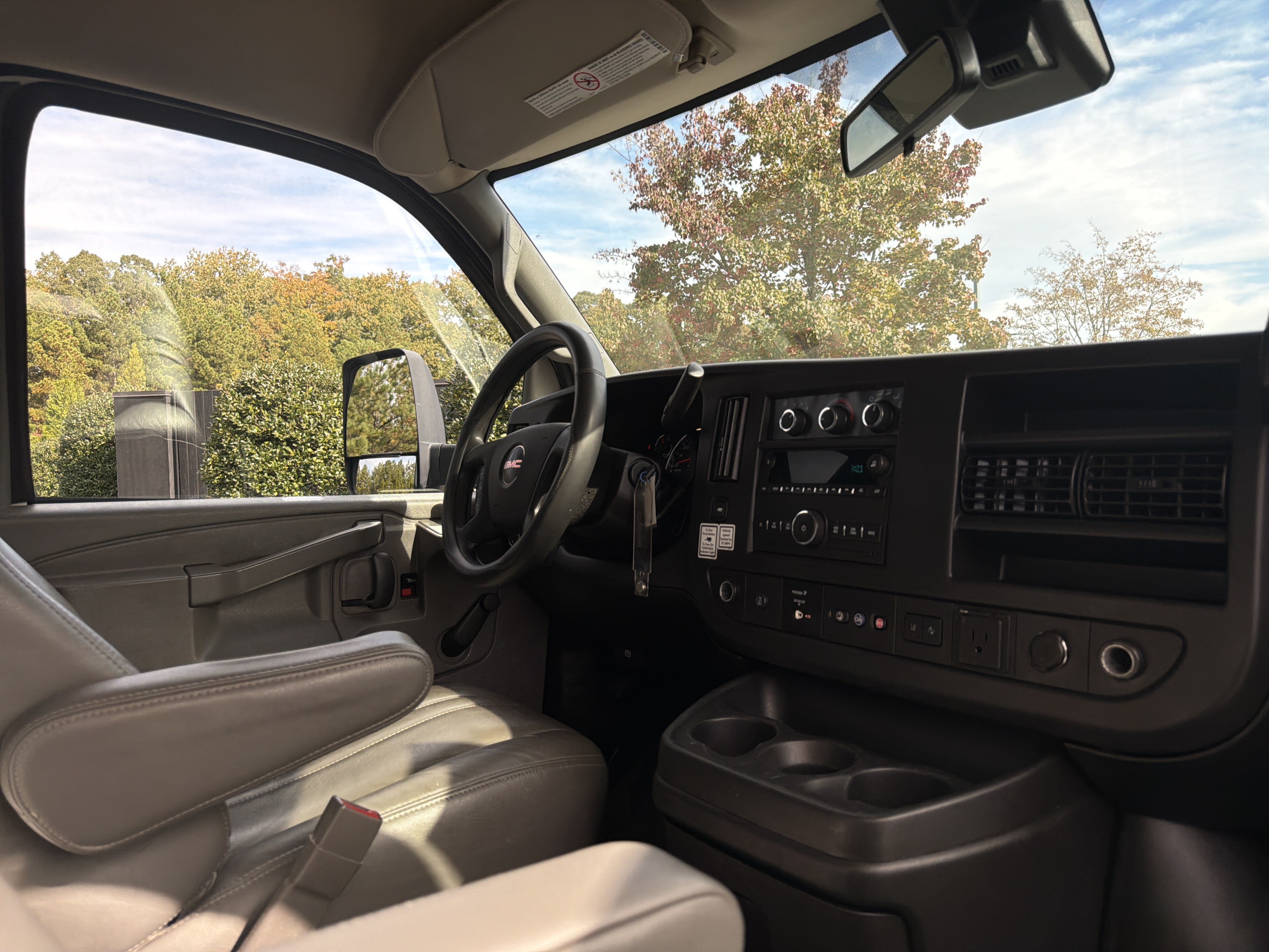 Used 2019 GMC Savana 3500 Extended w/ Driver Convenience Package RWD image 6