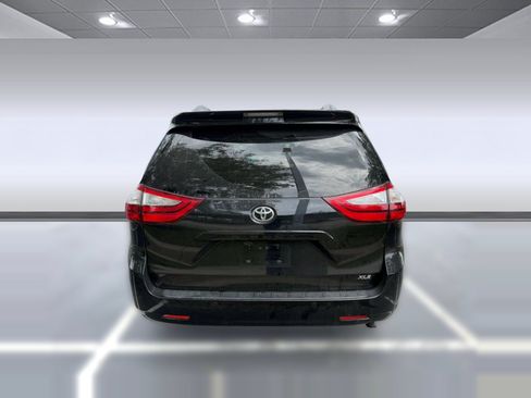 Used 2016 Toyota Sienna XLE w/ XLE Navigation Package FWD image 8