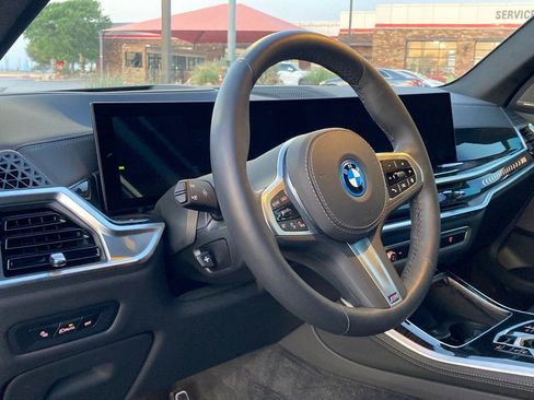 Used 2025 BMW X5 xDrive50e w/ M Sport Package image 9