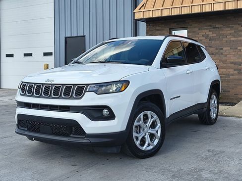 Used 2024 Jeep Compass Latitude image 2