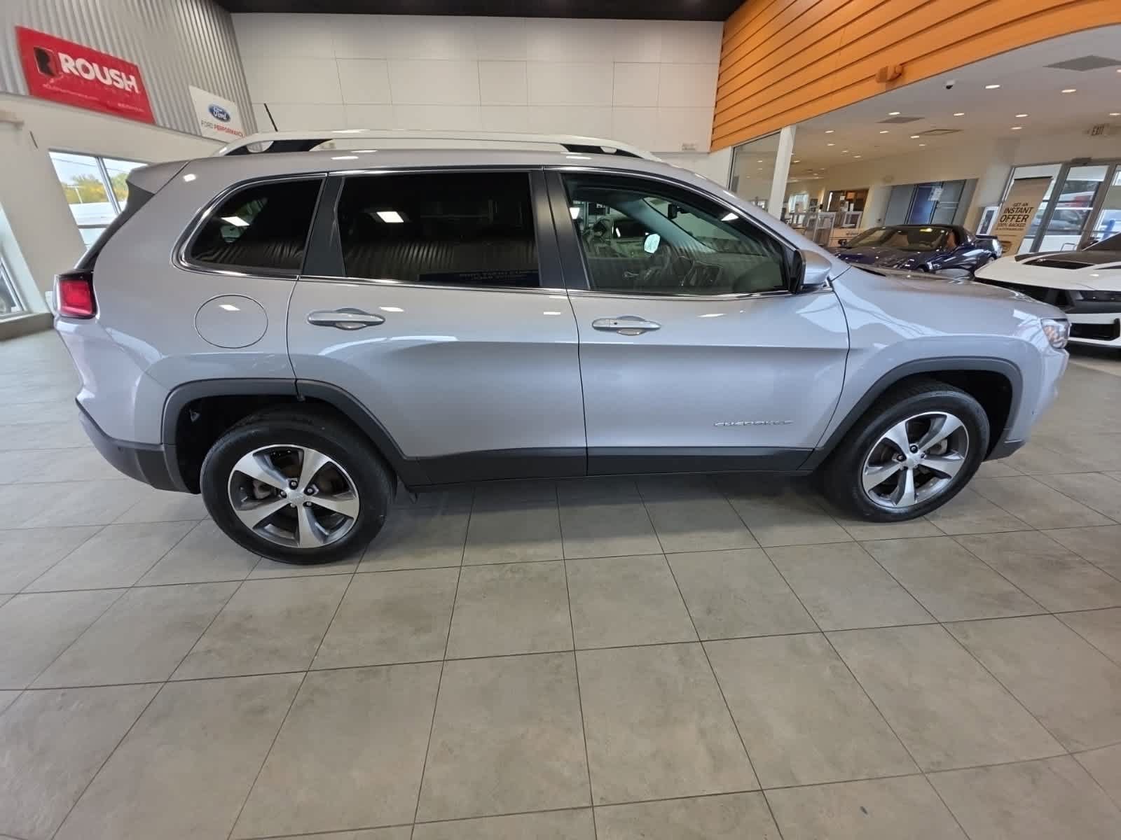 Used 2021 Jeep Cherokee Limited w/ Trailer Tow Group AWD/4WD image 5