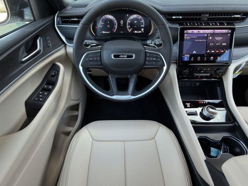 New 2025 Jeep Grand Cherokee Limited w/ Luxury Tech Group II AWD/4WD image 11