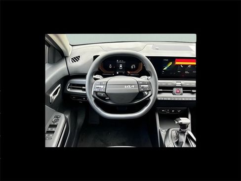 New 2025 Kia K4 LXS image 8
