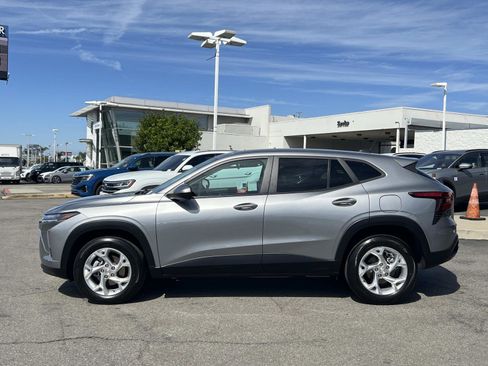 Used 2024 Chevrolet Trax LS w/ LS Convenience Package image 2