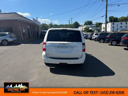 Used 2013 Chrysler Town & Country Touring FWD image 6