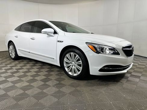 Used 2018 Buick LaCrosse Essence image 2