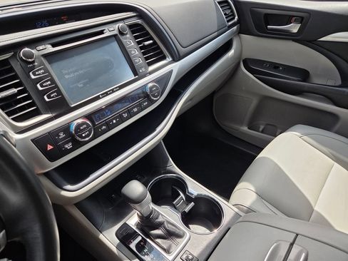 Used 2019 Toyota Highlander XLE AWD/4WD image 36