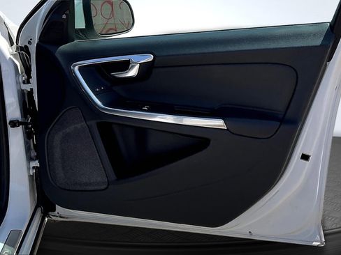 Used 2018 Volvo S60 T5 Inscription image 24