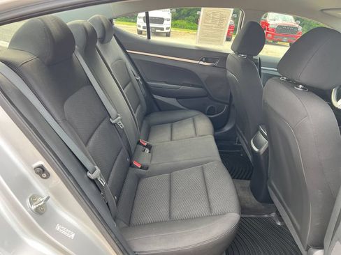 Used 2019 Hyundai Elantra SE w/ Winter Weather Package FWD image 14