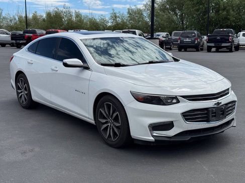 Used 2017 Chevrolet Malibu LT w/ Leather Package FWD image 9