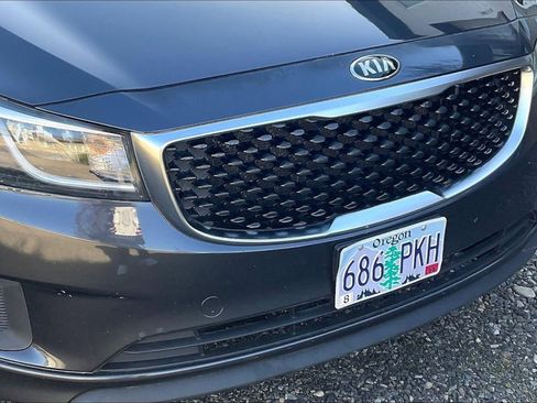 Used 2016 Kia Sedona LX w/ LX Convenience Package image 32