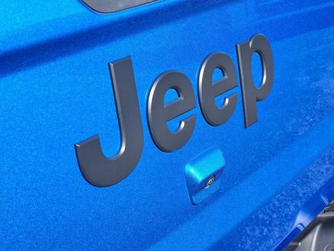 Used 2021 Jeep Gladiator Willys image 9