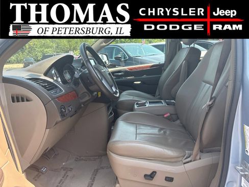 Used 2013 Chrysler Town & Country Touring FWD image 10